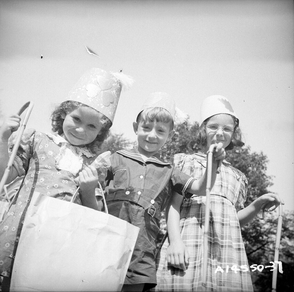 Children at the CNE, ca. 1940 – CNE Heritage